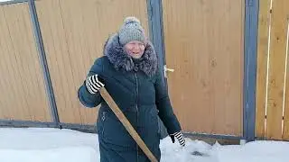 Прекрасный зимний день! Чистим снег на даче!