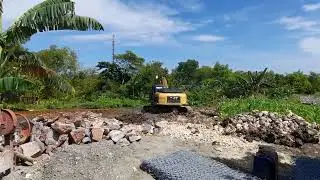 Aksi Excavator Caterpilar Mengeruk Tanah