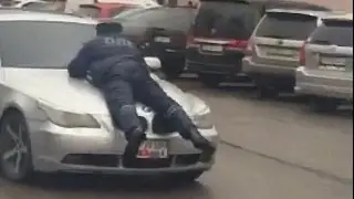 Сколько стоит прокатить инспектора на капоте?