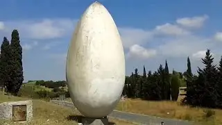 Penso che questo dovrebbe essere l'aspetto di Dio: un uovo. (M. Atwood) - Happy Easter. Buona Pasqua