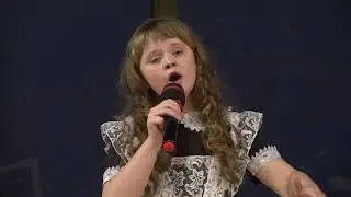 Тришина София исполняет "Крылатые качели"