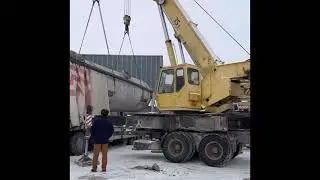 Выгрузка бочки весом около 17т из фуры двумя кранами