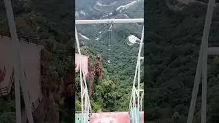 Огромные качели на краю скалы