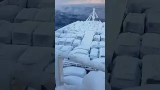 КОРАБЛЬ С АВТО, ПОПАЛ В ШТОРМ В -50 ГРАДУСОВ