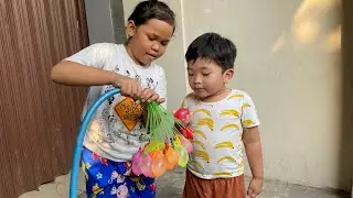 CACA DAN CANUM BERMAIN PECAH BALON AIR WARNA-WARNI