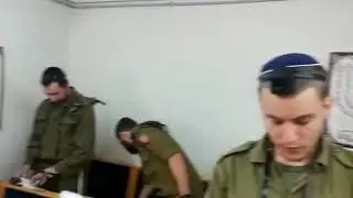 חיילי נצח יהודה שרים ומנגנים בשמחה את ״בצאת ישראל ממצרים״.