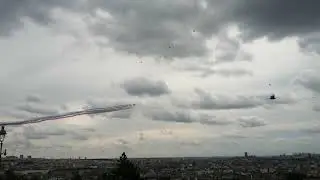 La patrouille de France  14 /07/ 2024, vu depuis le parvis de  Montmartre sacré cœur paris.