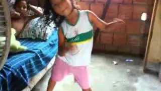 com 6 anos ela fala que é dançarina profissional...irmã da Dany.