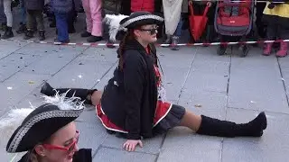 Spagat am Marienplatz beim Faschingszug 2023
