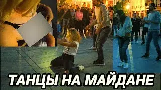 Жаркие танцы на майдане/ без футболки