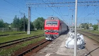 Электровоз 2ЭС6-1374 «Синара» с грузовым поездом.