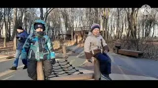 Волшебство в парке. Прогулка в парке. Дети на велосипедах.