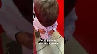 Особенный сынок /Пуговицы пока тяжело даются . #мамаособенногоребенка