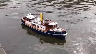 RC Classic motor yacht ‘MAGNOLIA’ cruising the pond