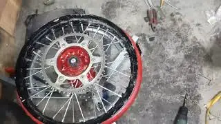 Установка тюблиса для Эндуро мотоцикла. бескамерная система колеса