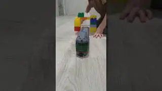 Электричка проезжает через тоннель 