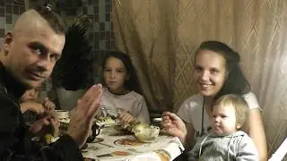 Мама пилит дрова Ужинаем (Жизнь многодетной семьи в глубинке)