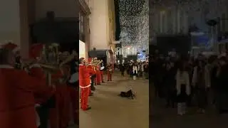 Уличные Санта Клаусы музыканты 