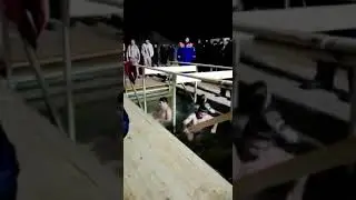 Мусульманин в проруби на крещение