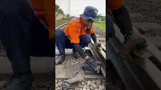 Pembersihan wesel secara rutin stasiun Tulungagung