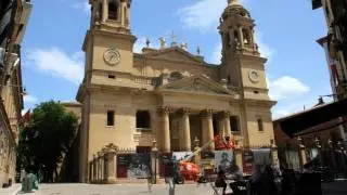 La vida transcurre a los pies de la Catedral