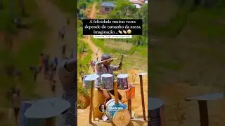 A felicidade muitas vezes depende do tamanho da nossa imaginação. 