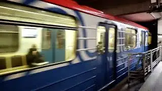 Номерной 717.5М-714.5М прибывает на станцию метро Красносельская