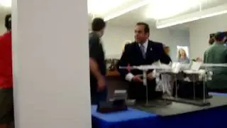 Dentro del centro de prensa, a horas del despegue de STS-133 Discovery