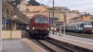 E191 017 DBCI  +  carri cisterna e shimmns  in transito a Genova Piazza Principe