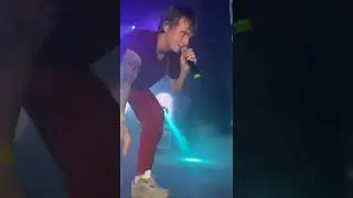 MAYOT подошёл к фанаткам на концерте