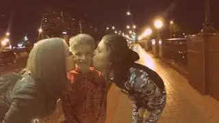 Поцелуй.  Девушки целуют вечером.