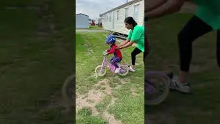 Aprendendo a andar de bicicleta #shorts #viral