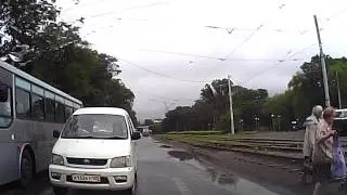 Вылез на полосу встречного движения.