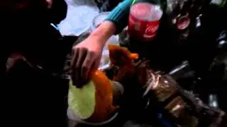 Профессиональный повар режет дыню