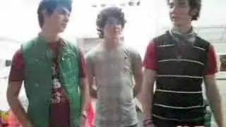 HilAIRious Jonas Brothers!