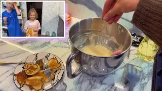 VLOG: Наконец то получились вкусные и пышные оладьи. Делаю сама себе маникюр под песни от всей души