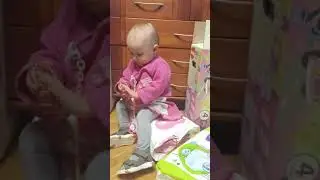 Ляля сидит на памперсах. Новая соска.