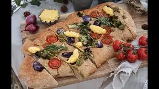REZEPT: Dinkel Focaccia mit Wintergemüse, Pesto & Eiaufstrich