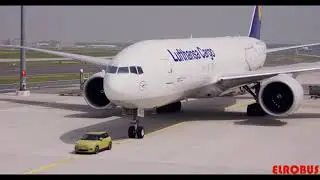 Электрокар Mini Cooper SE отбуксировал грузовой самолет Boeing