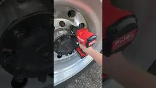 Milwaukee 3/4 откручиваю гайки на 33 ,на фуре (тягаче траке ) 