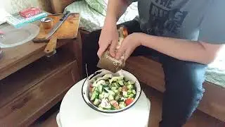 простой салат из помидоров и огурцов