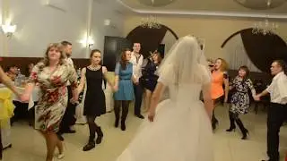 Танец жениха и невесты с гостями. Вот как нужно танцевать.