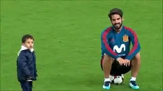 Isco playing with his son in Spain training
