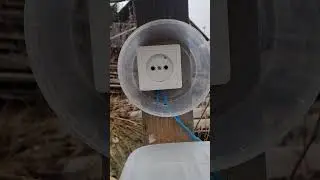 Закрываем от осадков розетку подручными редствами.