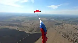 Прыжок с гигантским флагом - видео от воздушного оператора