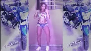Novinha rebolando
