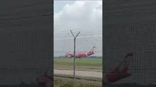 Tiga Kapal Terbang beratur untuk take off