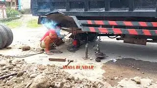 Trek muat pasir ini patah As di jalan
