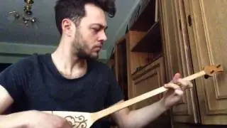 Сон Паскаль играет гимн Казахстана на домбре