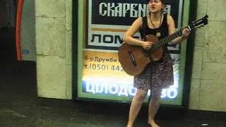 Босая девушка, играющая на гитаре